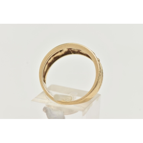 23 - A 9CT GOLD BAND RING, a yellow gold tapered band with rope detail, set with three single cut diamond... 