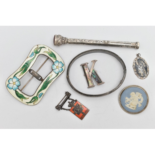 59 - A SMALL ASSORTMENT OF JEWELLERY, to include a white metal and enamel, floral buckle brooch, stamped ... 