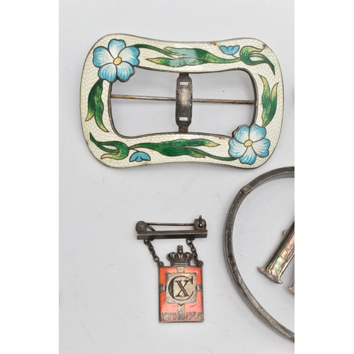 59 - A SMALL ASSORTMENT OF JEWELLERY, to include a white metal and enamel, floral buckle brooch, stamped ... 