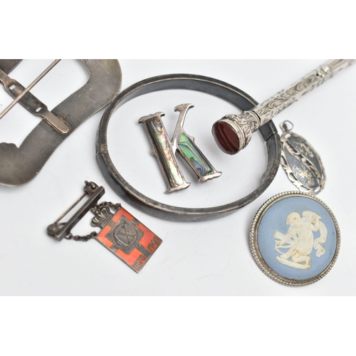 59 - A SMALL ASSORTMENT OF JEWELLERY, to include a white metal and enamel, floral buckle brooch, stamped ... 