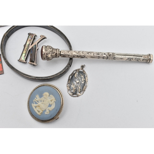 59 - A SMALL ASSORTMENT OF JEWELLERY, to include a white metal and enamel, floral buckle brooch, stamped ... 