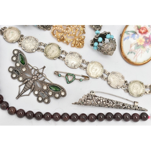 60 - A SMALL ASSORTMENT OF JEWELLERY, to include a white metal and turquoise bar brooch, a semi-precious ... 