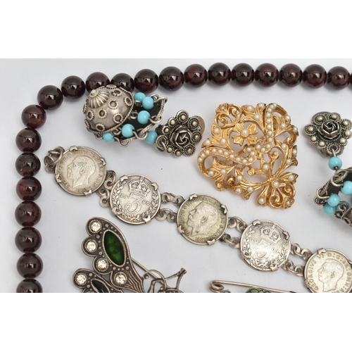 60 - A SMALL ASSORTMENT OF JEWELLERY, to include a white metal and turquoise bar brooch, a semi-precious ... 