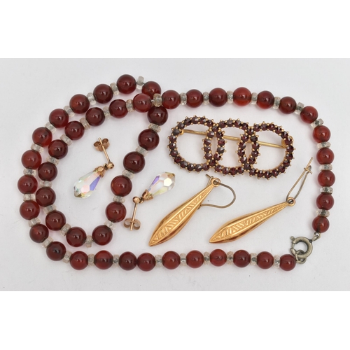 62 - ASSORTED JEWELLERY, to include a pair of yellow metal drop earrings with fish hook fittings, unmarke... 