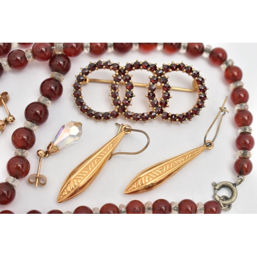 62 - ASSORTED JEWELLERY, to include a pair of yellow metal drop earrings with fish hook fittings, unmarke... 