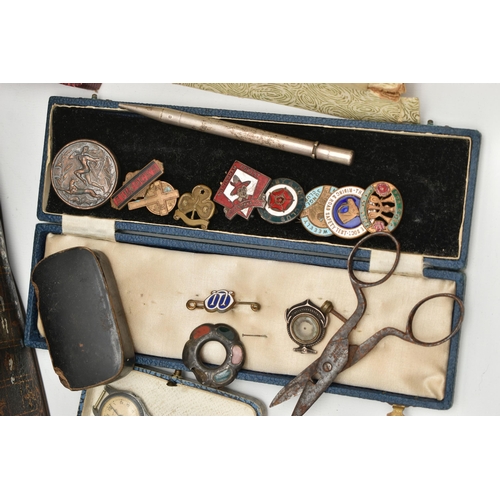 125 - A JEWELLERY BOX WITH CONTENTS AND OTHER ITEMS, oriental style jewellery box, with brooches, pendant ... 