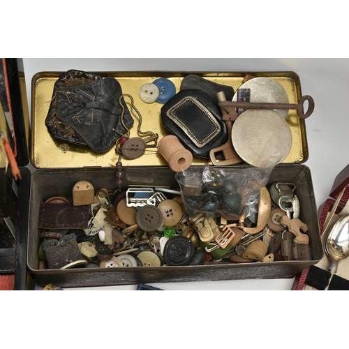 125 - A JEWELLERY BOX WITH CONTENTS AND OTHER ITEMS, oriental style jewellery box, with brooches, pendant ... 