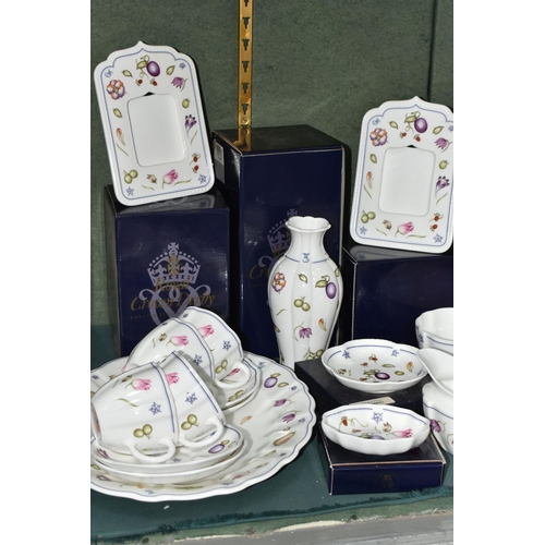 399 - A GROUP OF ROYAL CROWN DERBY 'CHATSWORTH' A1329 TEA, DINNER AND GIFT WARES, comprising two boxed pho... 