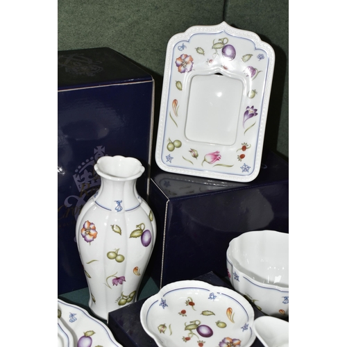 399 - A GROUP OF ROYAL CROWN DERBY 'CHATSWORTH' A1329 TEA, DINNER AND GIFT WARES, comprising two boxed pho... 