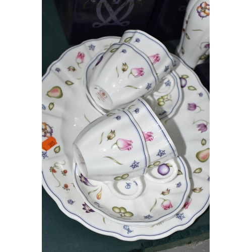 399 - A GROUP OF ROYAL CROWN DERBY 'CHATSWORTH' A1329 TEA, DINNER AND GIFT WARES, comprising two boxed pho... 