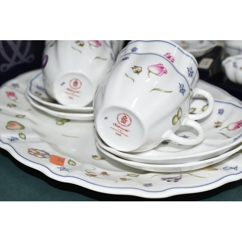 399 - A GROUP OF ROYAL CROWN DERBY 'CHATSWORTH' A1329 TEA, DINNER AND GIFT WARES, comprising two boxed pho... 