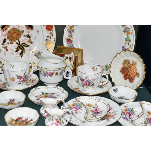 409 - A GROUP OF ROYAL CROWN DERBY DINNER, TEA AND GIFT WARES, to include an Imari 8687 dinner plate, a Me... 