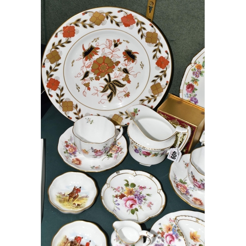 409 - A GROUP OF ROYAL CROWN DERBY DINNER, TEA AND GIFT WARES, to include an Imari 8687 dinner plate, a Me... 