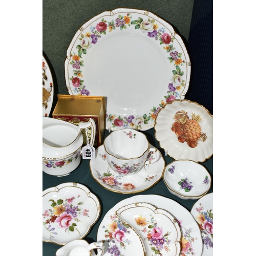 409 - A GROUP OF ROYAL CROWN DERBY DINNER, TEA AND GIFT WARES, to include an Imari 8687 dinner plate, a Me... 