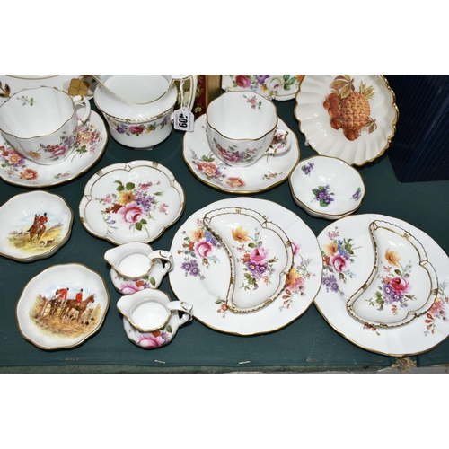 409 - A GROUP OF ROYAL CROWN DERBY DINNER, TEA AND GIFT WARES, to include an Imari 8687 dinner plate, a Me... 