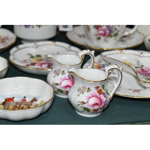 409 - A GROUP OF ROYAL CROWN DERBY DINNER, TEA AND GIFT WARES, to include an Imari 8687 dinner plate, a Me... 