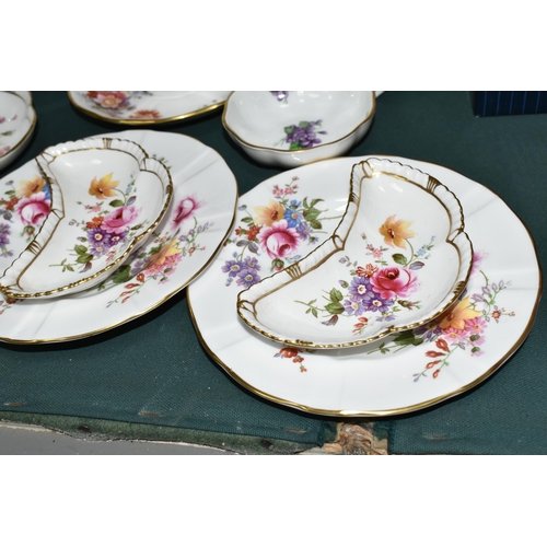 409 - A GROUP OF ROYAL CROWN DERBY DINNER, TEA AND GIFT WARES, to include an Imari 8687 dinner plate, a Me... 