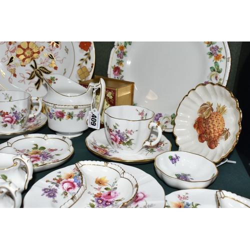 409 - A GROUP OF ROYAL CROWN DERBY DINNER, TEA AND GIFT WARES, to include an Imari 8687 dinner plate, a Me... 