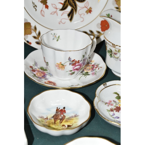 409 - A GROUP OF ROYAL CROWN DERBY DINNER, TEA AND GIFT WARES, to include an Imari 8687 dinner plate, a Me... 