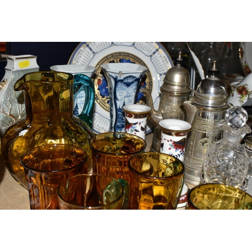 519 - A GROUP OF CERAMICS, GLASS AND METAL WARES, comprising a late nineteenth/early twentieth century fiv... 