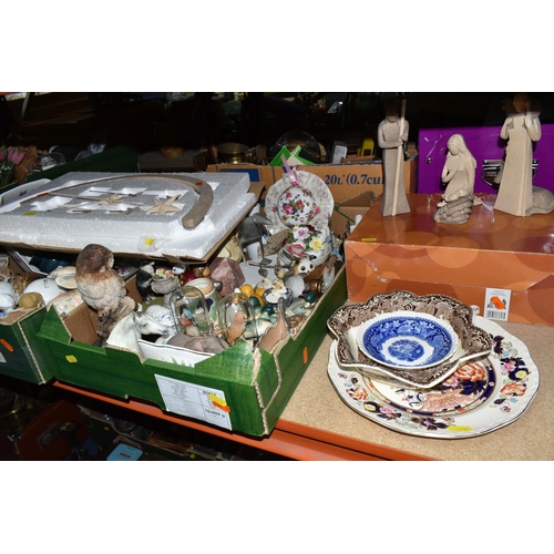 520 - FOUR BOXES AND LOOSE ORNAMENTS, CERAMICS AND GLASS WARES, to include a Mason's Mandarin dinner plate... 
