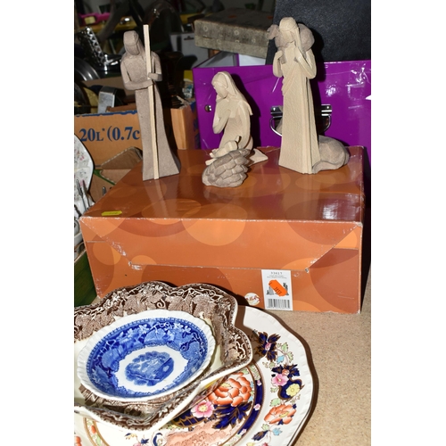 520 - FOUR BOXES AND LOOSE ORNAMENTS, CERAMICS AND GLASS WARES, to include a Mason's Mandarin dinner plate... 
