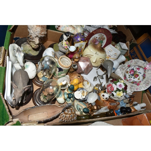 520 - FOUR BOXES AND LOOSE ORNAMENTS, CERAMICS AND GLASS WARES, to include a Mason's Mandarin dinner plate... 