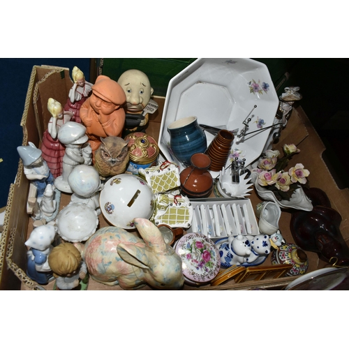 520 - FOUR BOXES AND LOOSE ORNAMENTS, CERAMICS AND GLASS WARES, to include a Mason's Mandarin dinner plate... 