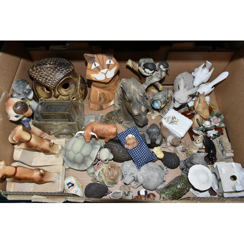 520 - FOUR BOXES AND LOOSE ORNAMENTS, CERAMICS AND GLASS WARES, to include a Mason's Mandarin dinner plate... 