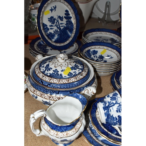 528 - A COLLECTION OF BOOTHS 'REAL OLD WILLOW' PATTERN BLUE AND WHITE DINNER AND TEA WARE, A 8025, compris... 