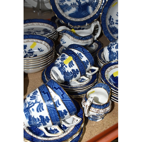528 - A COLLECTION OF BOOTHS 'REAL OLD WILLOW' PATTERN BLUE AND WHITE DINNER AND TEA WARE, A 8025, compris... 