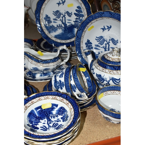 528 - A COLLECTION OF BOOTHS 'REAL OLD WILLOW' PATTERN BLUE AND WHITE DINNER AND TEA WARE, A 8025, compris... 