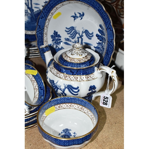 528 - A COLLECTION OF BOOTHS 'REAL OLD WILLOW' PATTERN BLUE AND WHITE DINNER AND TEA WARE, A 8025, compris... 