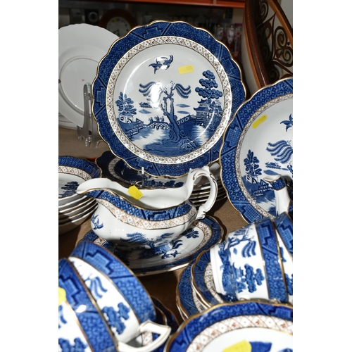 528 - A COLLECTION OF BOOTHS 'REAL OLD WILLOW' PATTERN BLUE AND WHITE DINNER AND TEA WARE, A 8025, compris... 