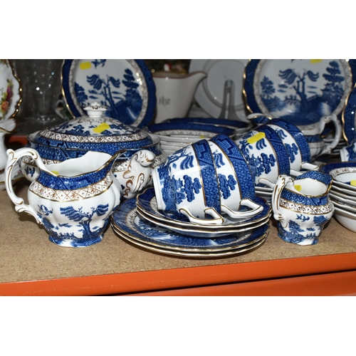 528 - A COLLECTION OF BOOTHS 'REAL OLD WILLOW' PATTERN BLUE AND WHITE DINNER AND TEA WARE, A 8025, compris... 