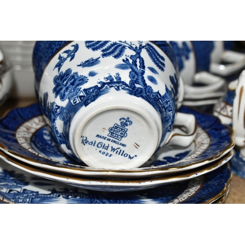 528 - A COLLECTION OF BOOTHS 'REAL OLD WILLOW' PATTERN BLUE AND WHITE DINNER AND TEA WARE, A 8025, compris... 