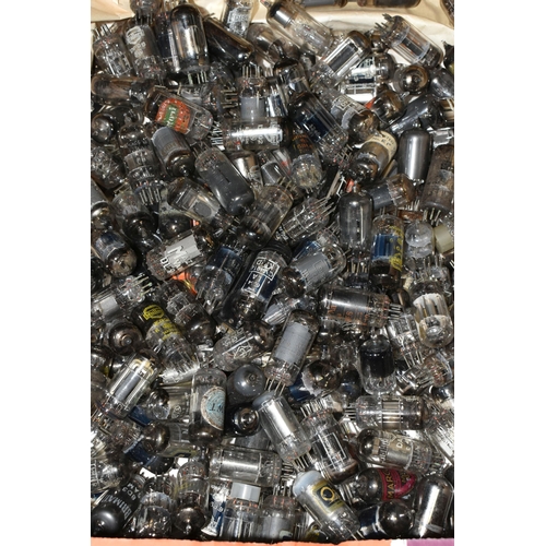 574 - A QUANTITY OF ASSORTED MAINLY UNBOXED VALVES, assorted sizes, manufacturers to include Cossor, R.C.A... 