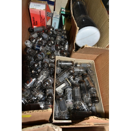 574 - A QUANTITY OF ASSORTED MAINLY UNBOXED VALVES, assorted sizes, manufacturers to include Cossor, R.C.A... 