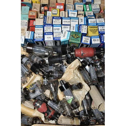 590 - A QUANTITY OF ASSORTED MAINLY UNBOXED VALVES, assorted sizes, manufacturers to include Tungsram, Edi... 