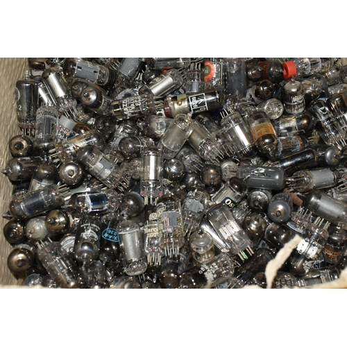 590 - A QUANTITY OF ASSORTED MAINLY UNBOXED VALVES, assorted sizes, manufacturers to include Tungsram, Edi... 