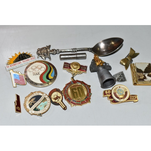 606 - A SMALL BOX CONTAINING RUSSIAN ENAMEL PIN BADGES ETC, to include an All Russian Society for Nature C... 