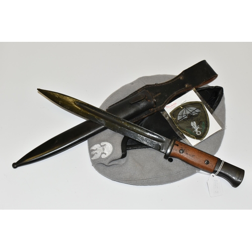 297 - A WWII MAUSER BAYONET, A POLISH SPECIAL FORCES GREY BERET (POSSIBLY PARACHUTE BRIGADE) AND A POLISH ... 