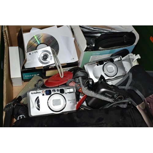 425 - ONE BOX OF CAMERA EQUIPMENT, to include a Canon Super 8 Auto Zoom 518 camera with case, a pair of fi... 