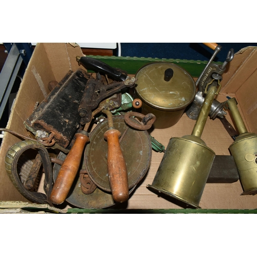 426 - TWO BOXES OF BRASSWARE, to include a large metal State Express Cigarettes box, a WWI Christmas 1914 ... 