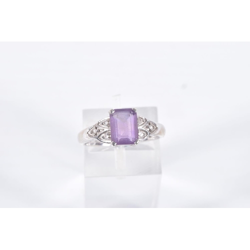 18 - A 9CT WHITE GOLD AMETHYST AND SPINEL RING, set with a rectangular cut amethyst, four claw set, flank... 