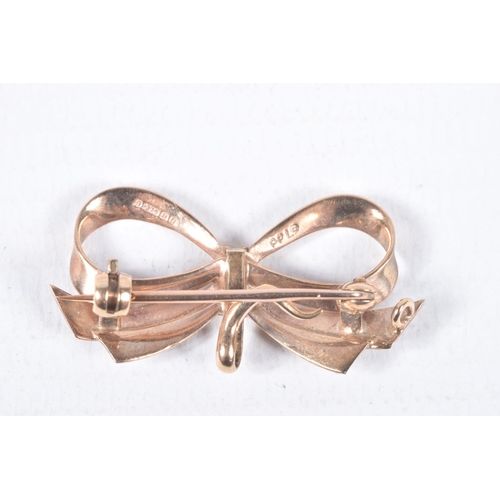 78 - A 9CT YELLOW GOLD BOW BROOCH, designed as a plain polished bow and textured detail, hallmarked 9ct g... 