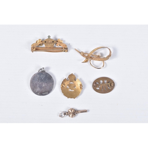 93 - A BAG OF ASSORTED JEWELLERY, to include a boxed yellow metal cameo brooch, centring on a carved shel... 