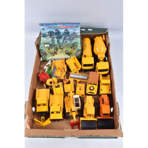 133 - A QUANTITY OF UNBOXED AND ASSORTED BRITAINS AUTOWAY DIECAST AND PLASTIC VEHICLES, to include Iveco C... 