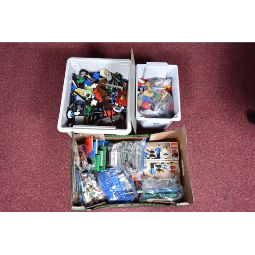 173 - A QUANTITY OF ASSORTED LOOSE LEGO, assorted items from the 1970's onwards, including a quantity of g... 