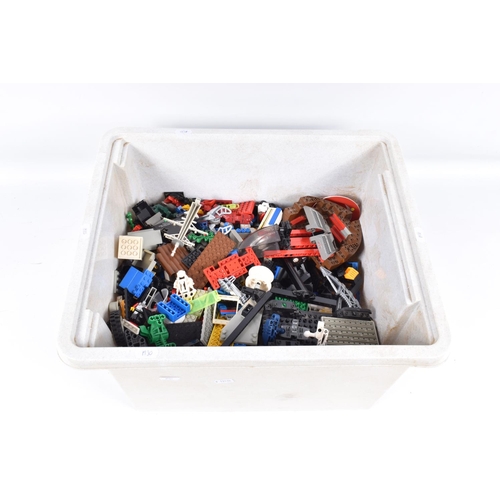 173 - A QUANTITY OF ASSORTED LOOSE LEGO, assorted items from the 1970's onwards, including a quantity of g... 